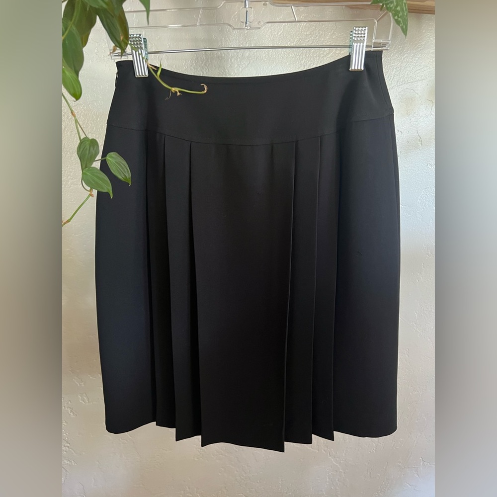 Black Knee-Length Pleated Skirt. Charter Club. Size: 4. Very Flattering.